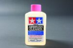 Tamiya Airbrush Cleaner 87089, en kraftig rengjøringsløsning for airbrush-utstyr, ideell for akryl- og lakkbaserte malinger.
