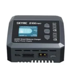 SkyRC S100neo lader bakside med XT60 DC-inngang og USB Type-C tilkobling