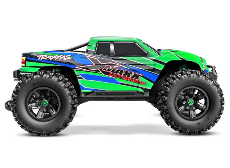 Traxxas X-Maxx Ultimate Green-X monster truck sett fra siden i studio