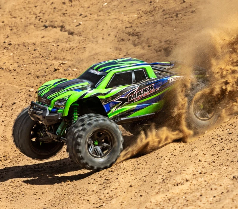 Traxxas X-Maxx Ultimate Green-X sprer opp grus i høy fart