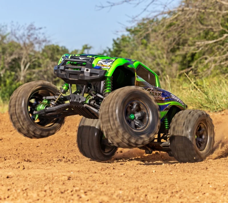 Traxxas X-Maxx Ultimate Green-X monster truck i action på grusbane